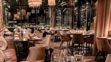 供應午餐、晚餐及早午餐