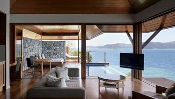 Premier villa, uitzicht op zee | Woonruimte | Flatscreentelevisie en een dvd-speler