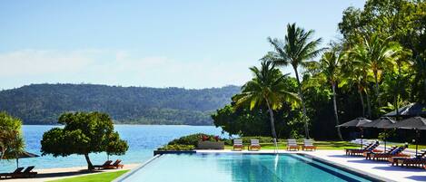 2 piscines extérieures, parasols de plage, chaises longues