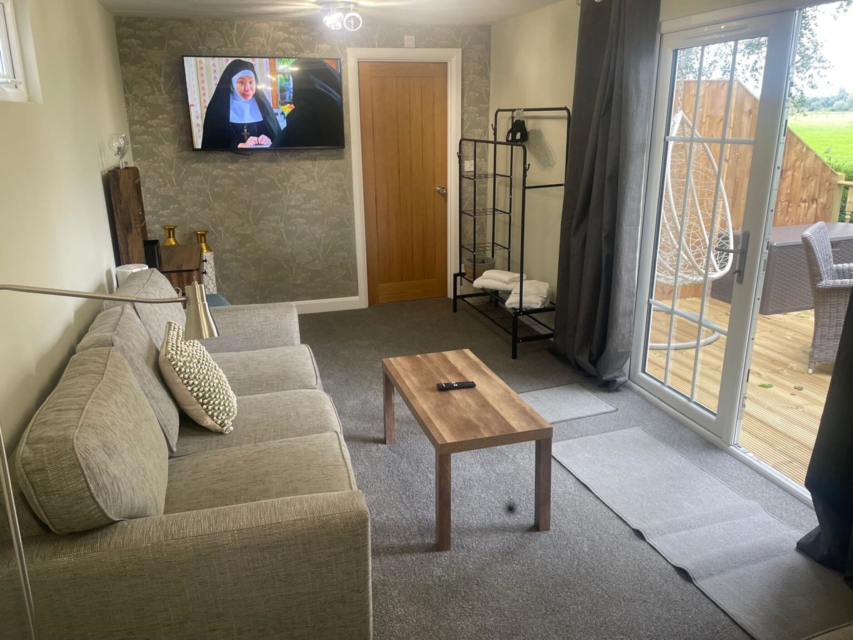 เอ็กเซกคิวทีฟเคบิน, พร้อมสิ่งอำนวยความสะดวกสำหรับผู้พิการ, ห้องน้ำในตัว | เลานจ์