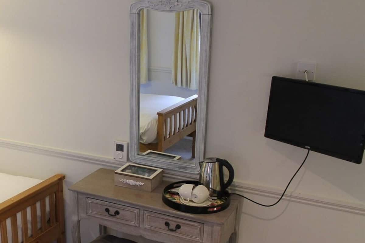 Chambre avec lits jumeaux, salle de bains attenante
