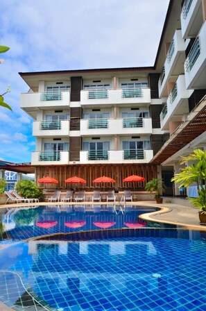 Hồ bơi ngoài trời, dù/ô trên bãi biển/hồ bơi, ghế dài tắm nắng 