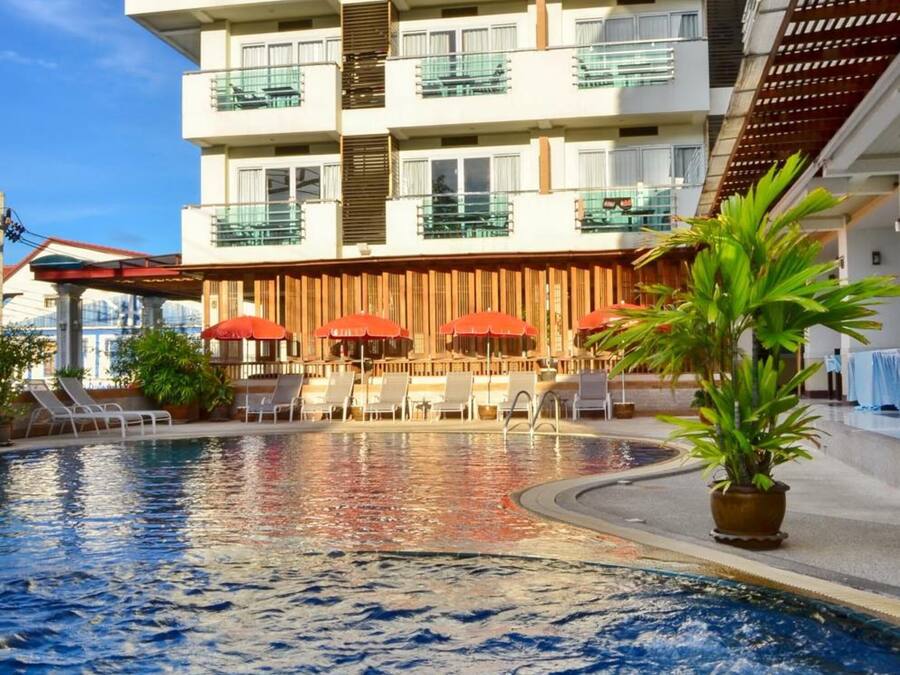 Outdoor pool, pool umbrellas, sun loungers