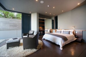 Separate tub and shower, deep soaking tub, rainfall showerhead - 26 Sunset Villa, Cape Town, Llandudno (Cape Town)