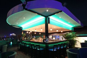 Con mesas al aire libre