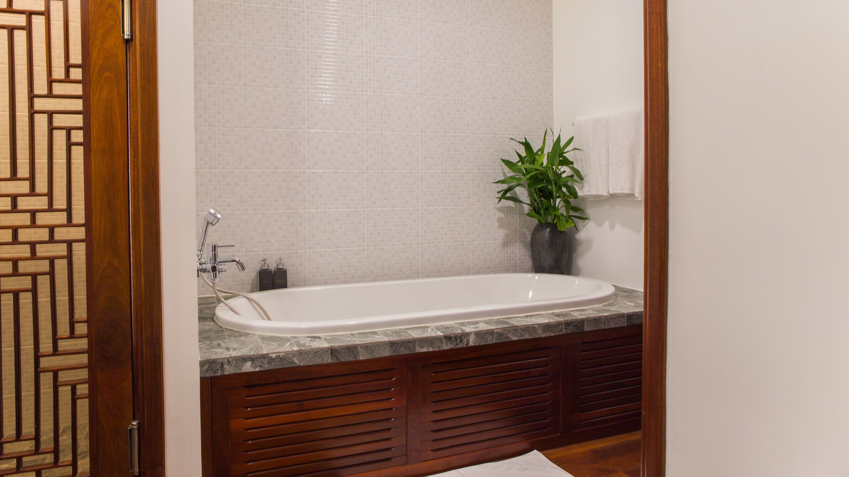 junior suite twin | bathroom | separate bathtub and shower, deep-soaking bathtub, rainfall showerhead