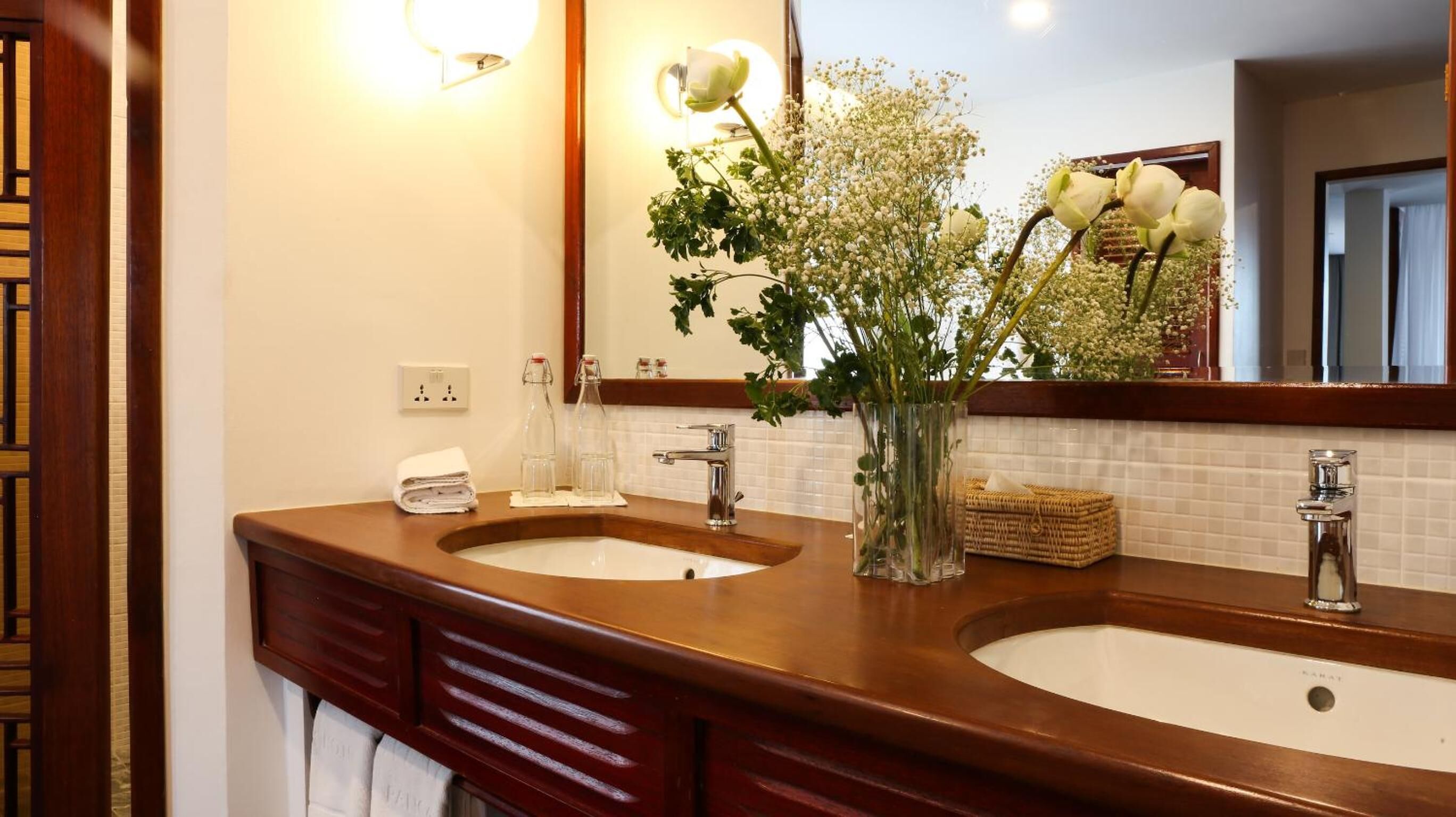 executive suite | bathroom | separate bathtub and shower, deep-soaking bathtub, rainfall showerhead