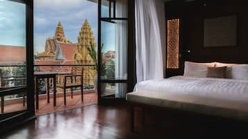 EXECUTIVE SUITE | City view