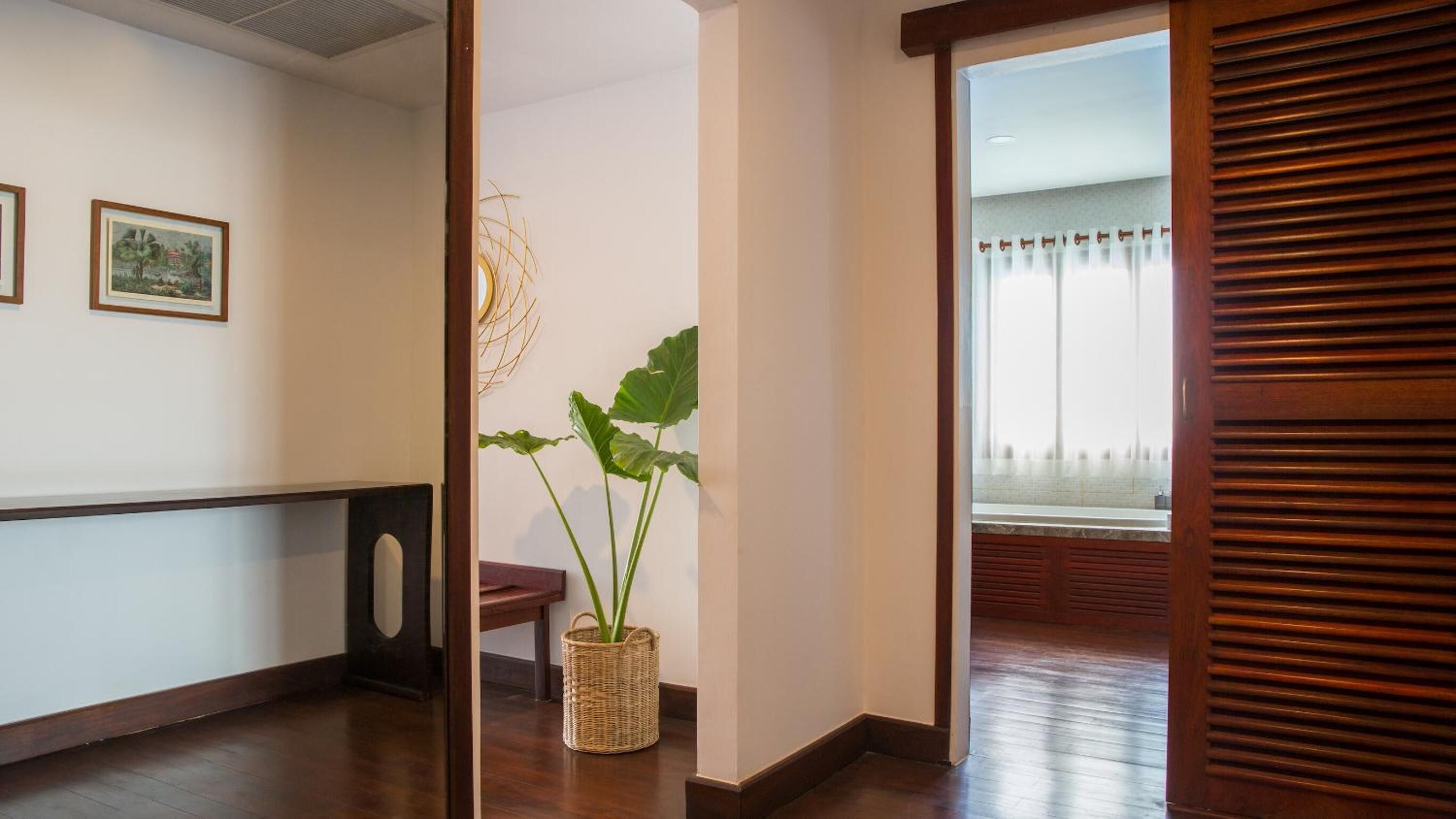 executive suite | premium bedding, free minibar items, in-room safe, desk