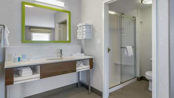 Monolocale matr grande e divano letto | Bagno | Asciugacapelli, asciugamani, sapone, shampoo
