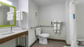 Camera per disabili con 2 matrimoniali | Bagno | Asciugacapelli, asciugamani, sapone, shampoo