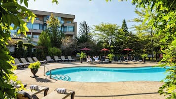 屋内プール、季節限定屋外プール、営業時間 9:00 ~ 22:00、サンラウンジャー