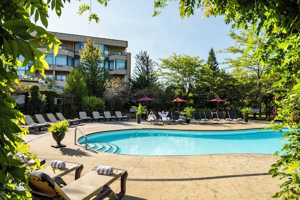 Piscine intérieure, piscine extérieure en saison, chaises longues