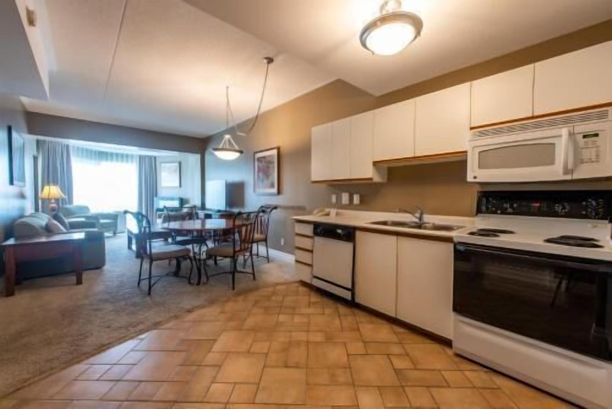 Private kitchen | Fridge, microwave, coffee/tea maker