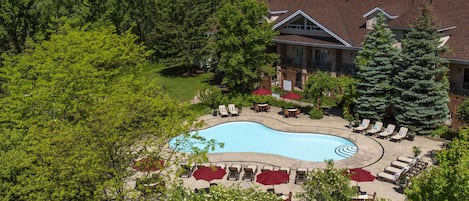 Indoor pool, seasonal outdoor pool, pool loungers