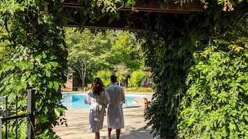 Kolam renang indoor dan kolam renang outdoor musiman