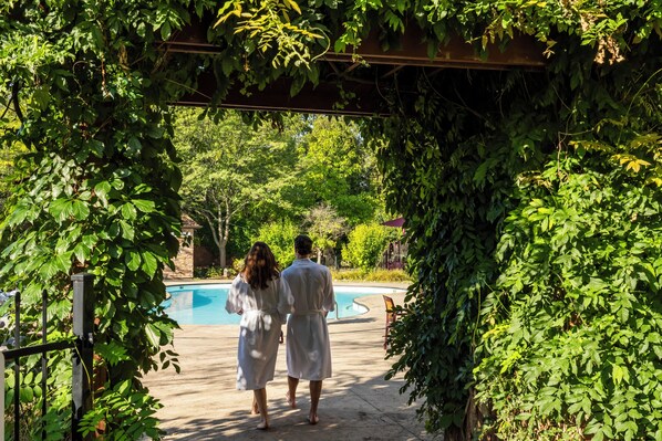 室內游泳池和季節性室外游泳池，開放時間為 09:00 至 22:00，提供日光浴躺椅