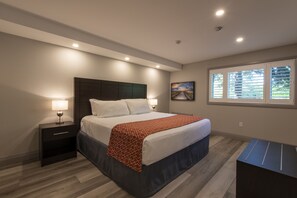 Studiosuite, 1 kingsize-seng, tilgjengelighetstilpasset, ikke-røyk | Blendingsgardiner, strykejern/-brett og barnesenger (inkludert)