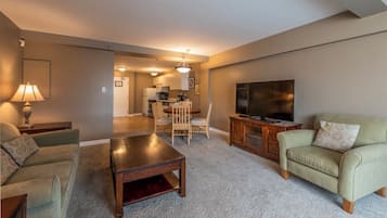 Suite, 1 Queen Bed, Non Smoking (One-Bedroom)