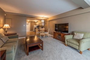 Suite, 1 Queen Bed, Non Smoking (One-Bedroom)