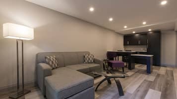 Studio Suite, 1 King Bed, Accessible, Non Smoking | Blackout drapes, iron/ironing board, free cribs/infant beds