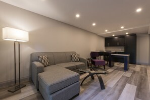 Studio Suite, 1 King Bed, Accessible, Non Smoking