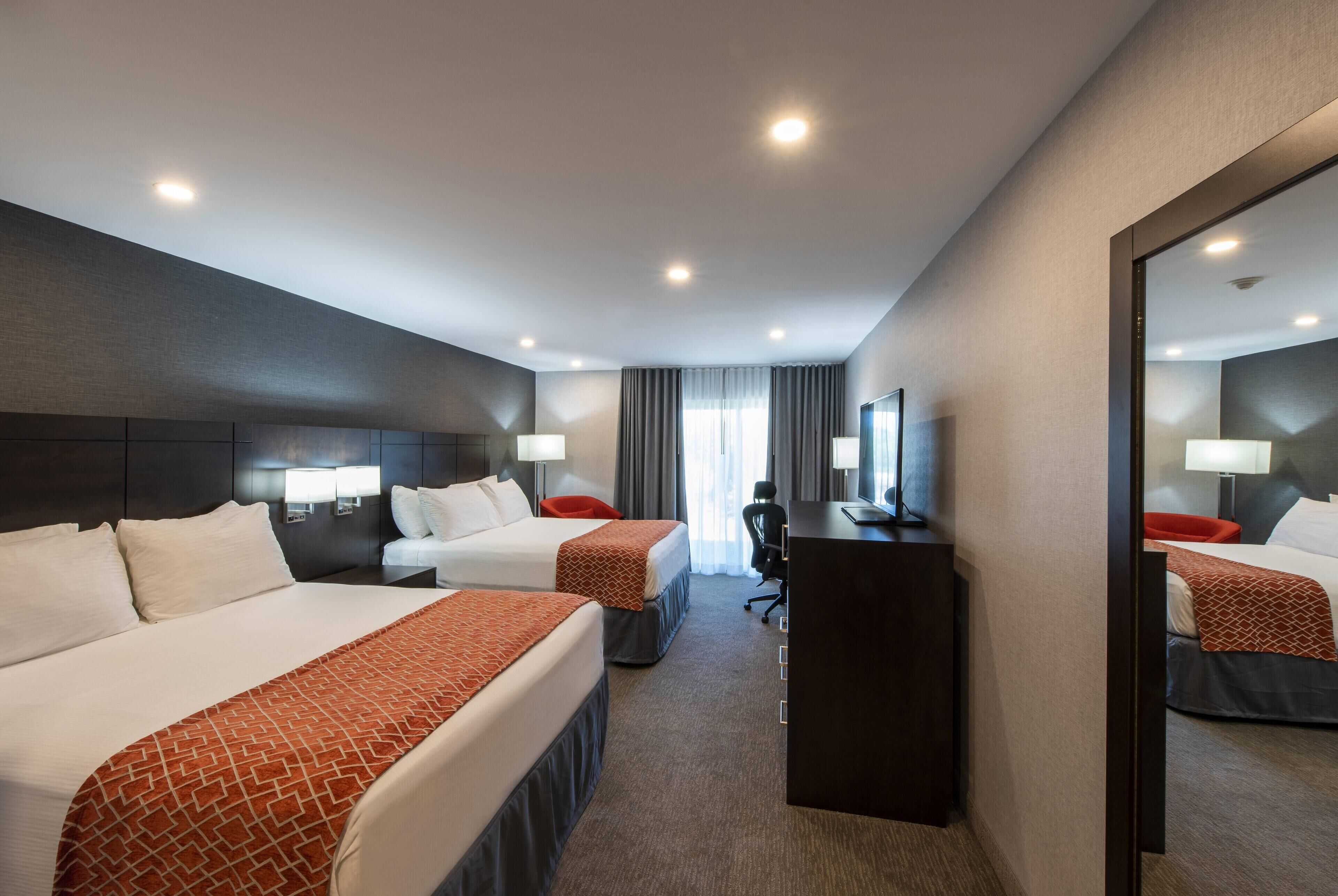 Habitación Deluxe, 2 camas Queen size, para no fumadores | Cortinas blackout, tabla de planchar con plancha y cunas gratuitas 