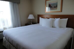 書桌、遮光窗簾/窗簾、熨斗/熨衫板、免費嬰兒床