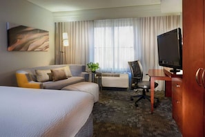 Roupas de cama premium, escrivaninha, cortinas blackout