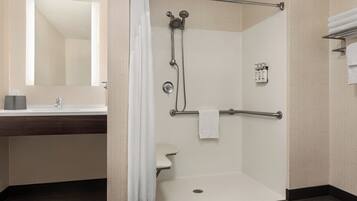 Un baño moderno con ducha, inodoro y lavabo.