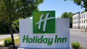A Holiday Inn sign with a green logo and white text. - Holiday Inn Cheshire - Southington by IHG (Southington)