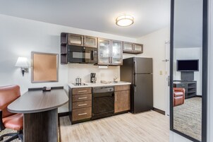 Frigorífico, microondas, placa de cocina y lavavajillas