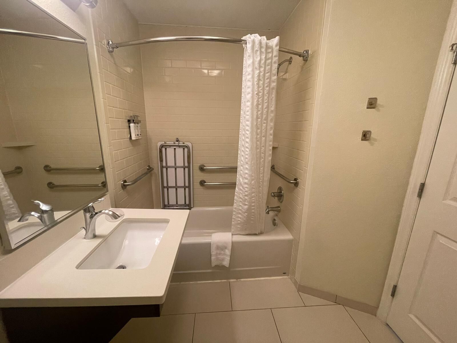 combined shower/bathtub, free toiletries, hair dryer, towels