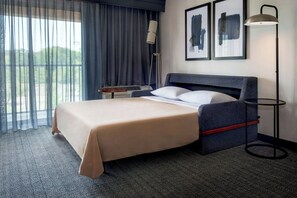 مكتب ومكواة/لوح كي وأسرّة أطفال/رضّع (مجانًا) وأسرّة مجانية قابلة للطي