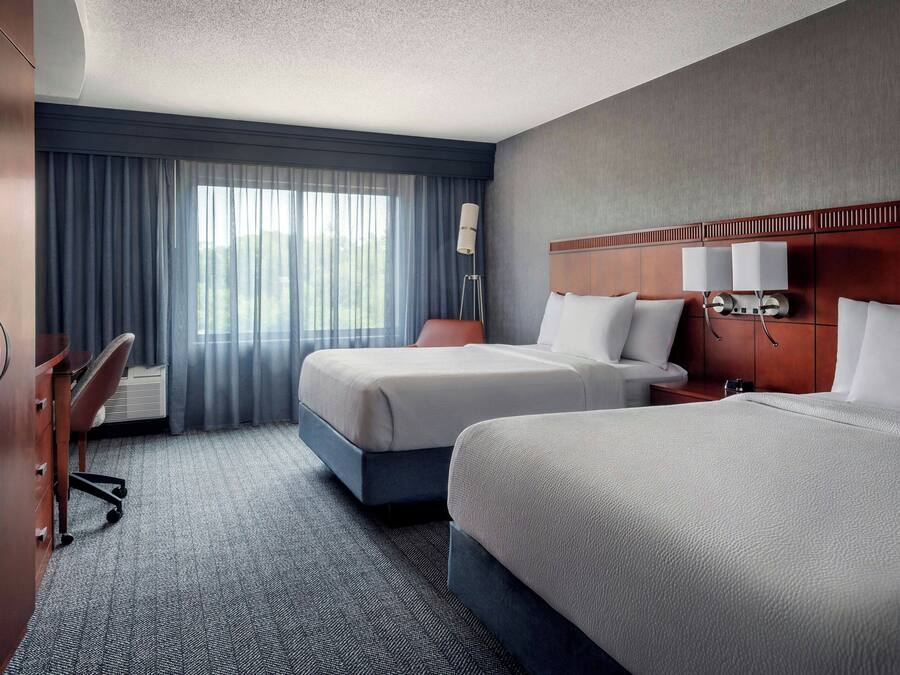 Bureau, fer et planche à repasser, lits bébé (gratuits)