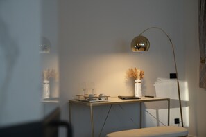 Suite estudio Deluxe, 1 cama King size | Área de sala de estar