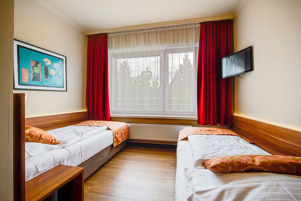 Kleines Zweibettzimmer | 1 Schlafzimmer, Zimmersafe, Schreibtisch, Verdunkelungsvorhänge
