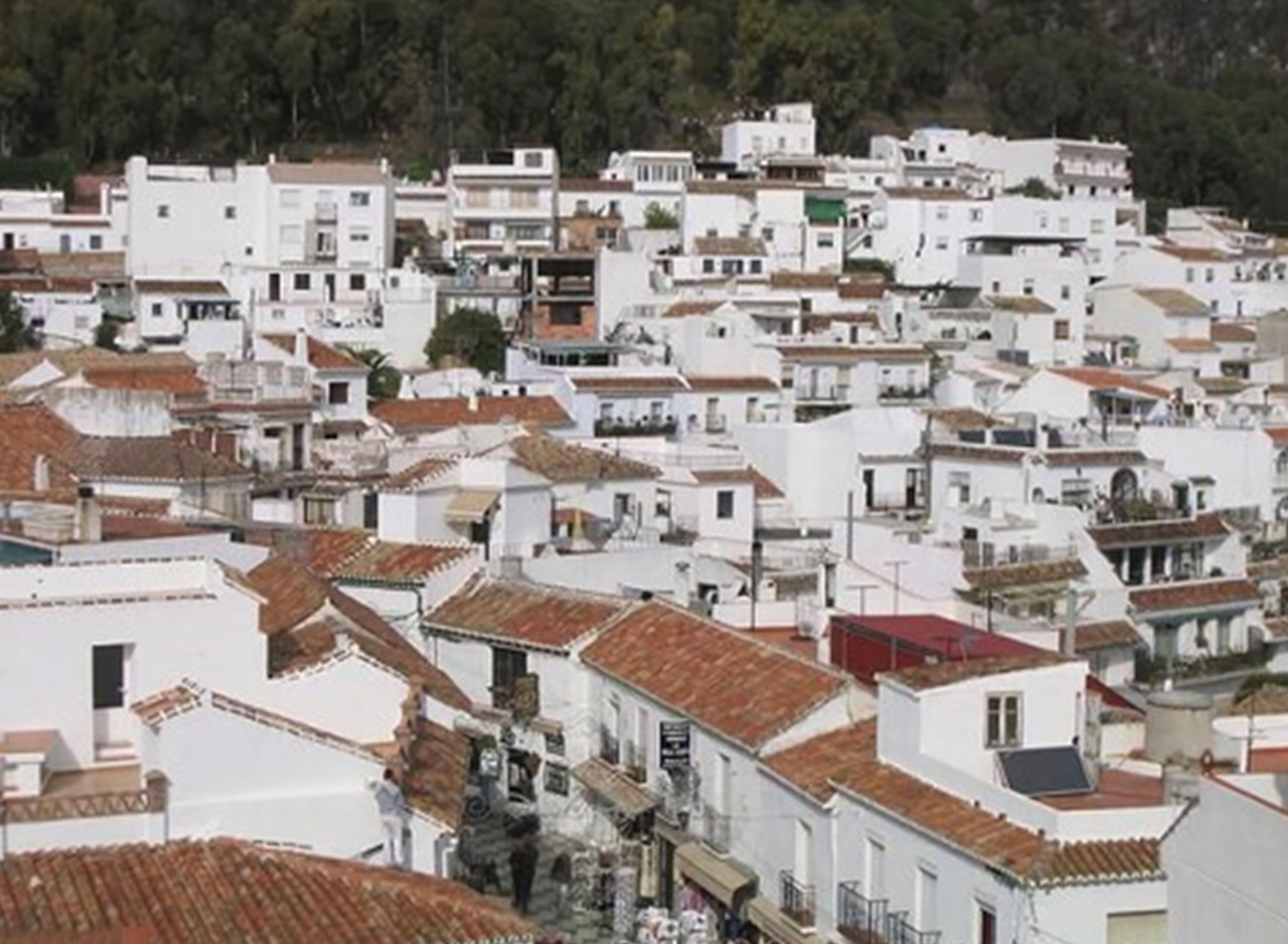 Una zona urbana densamente poblada con edificios blancos y techos de tejas rojas.