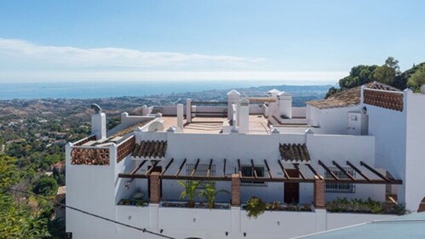 A white building with a flat roof and a view of the sea. - Hostel El Escudo de Mijas (Mijas)