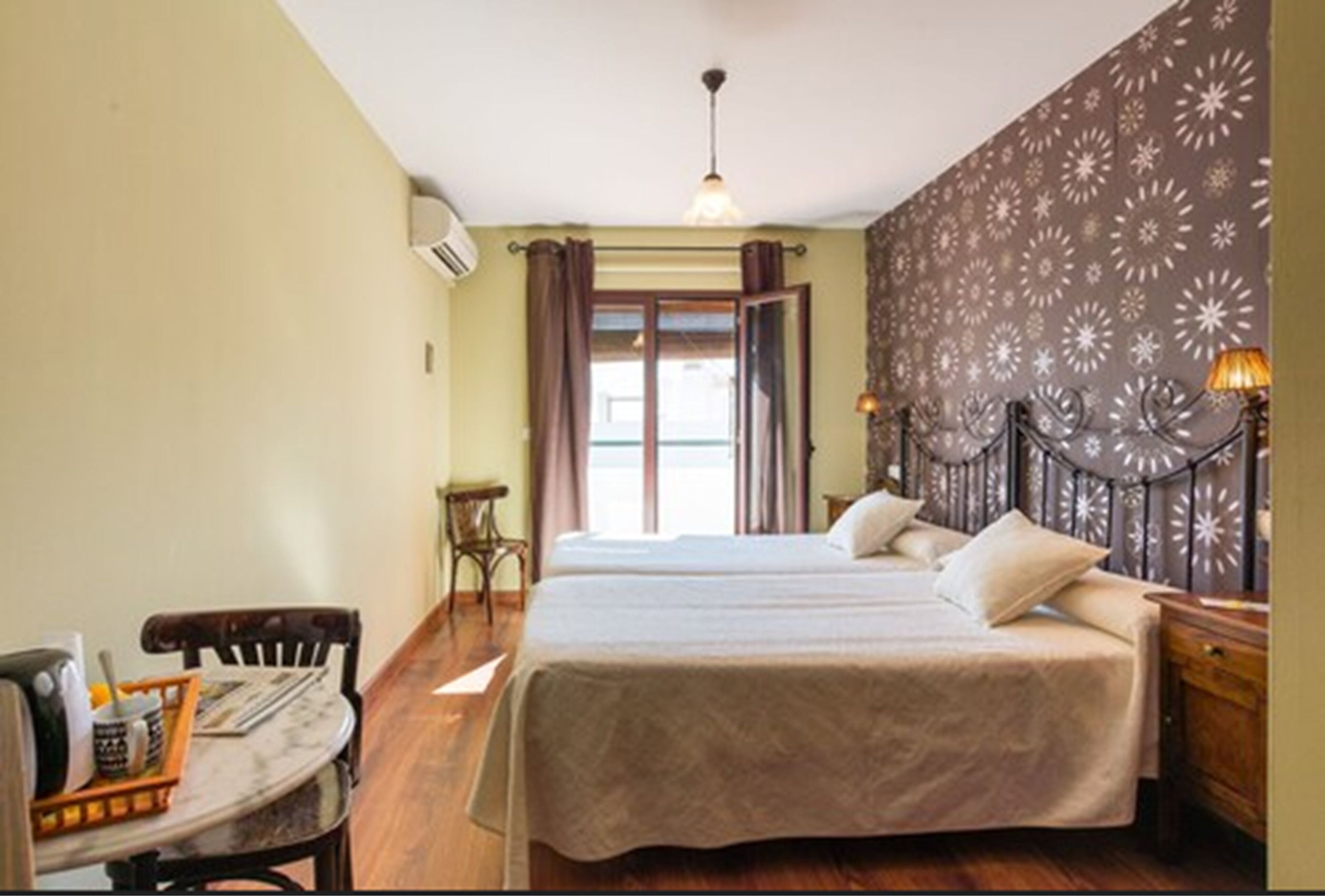 クラシック ダブルルーム | ミニバー、セーフティボックス (室内)、客室ごとに異なる装飾、遮光カーテン