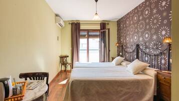 Klassieke tweepersoonskamer | Een minibar, een kluis op de kamer, individueel gedecoreerd