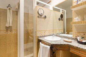 Classic Double Room | Bathroom | Shower, free toiletries, hair dryer, bidet - Hostel El Escudo de Mijas (Mijas)