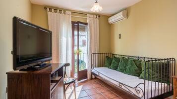 Klassieke tweepersoonskamer | Een minibar, een kluis op de kamer, individueel gedecoreerd