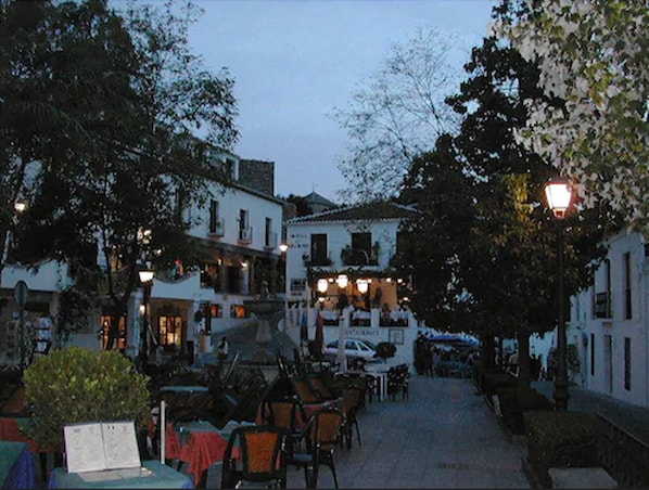 Outdoor dining - Hostel El Escudo de Mijas (Mijas)