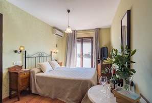 Minibar, in-room safe, individually decorated, blackout curtains - Hostel El Escudo de Mijas (Mijas)