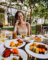 Se ofrece un desayuno bufé (720 THB por persona)