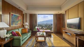 Minibar, caja de seguridad en la habitación y escritorio