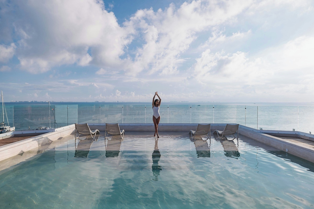Outdoor pool, sun loungers