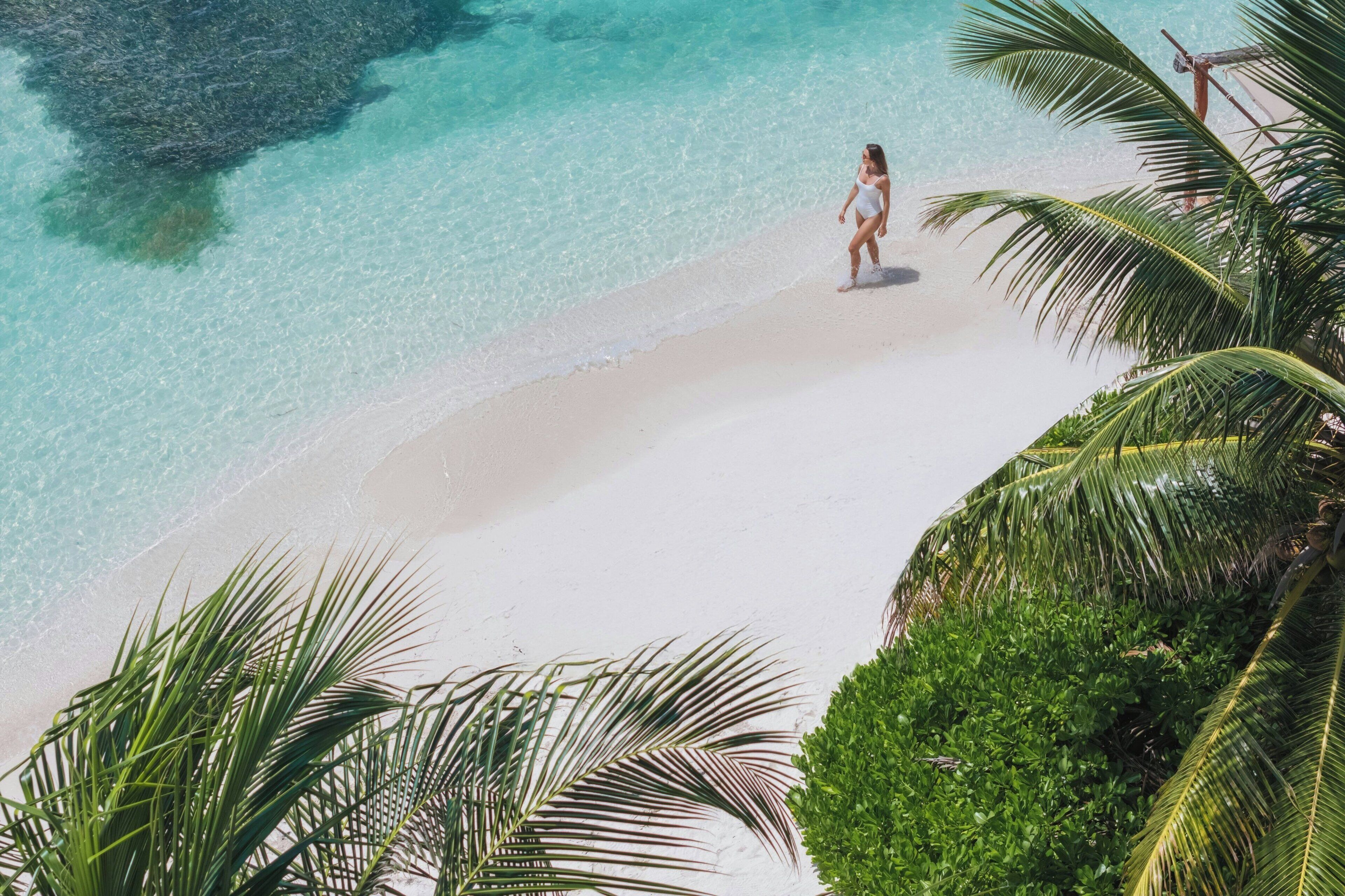 Plage, sable blanc, chaises longues, parasols