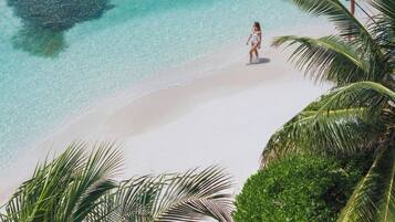 Plage, sable blanc, chaises longues, parasols